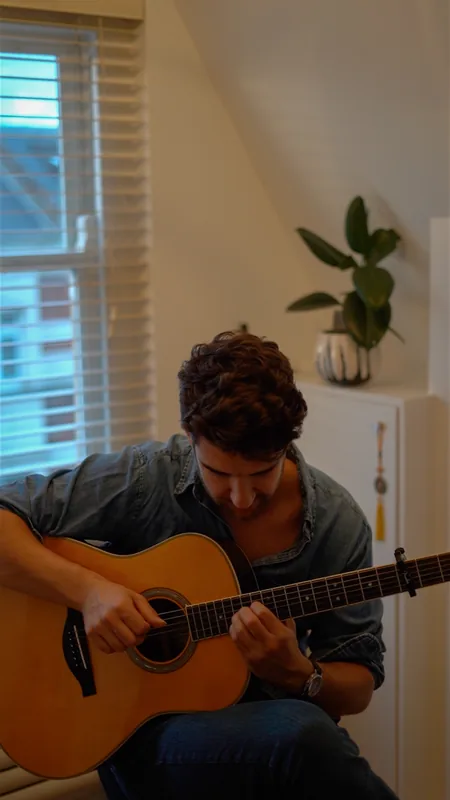 Acoustic guitar lesson with performing guitarist